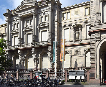 Der Eingang der Kinder- und Jugendbibliothek im Prinz-Max-Palais von vorne bei Sonnenschein.