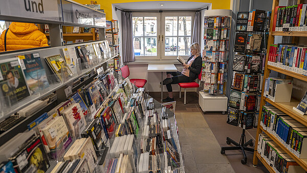 Frau liest in Sitzecke