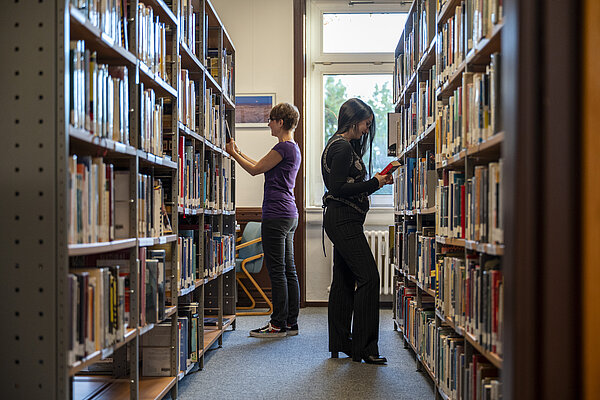Zwei Frauen am Regal