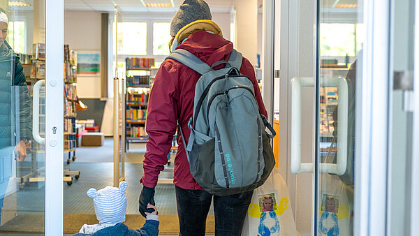 Eingang Waldstadt - Mutter mit Kind