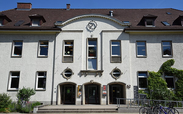 Die Fassade der Amerikanischen Bibliothek bei blauem Himmel.