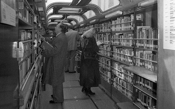 eine weitere Innenaufnahme der Autobücherei mit Menschen vor den Regalen