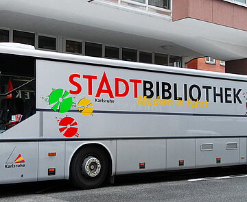 Der Medienbus von der Seite mit der Aufschrift Stadtbibliothek.