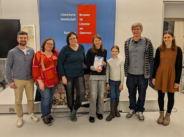 Die Jury mit Gewinnerin des Vorlesewettbewerbs 2026 in der Kinder- und Jugendbibliothek