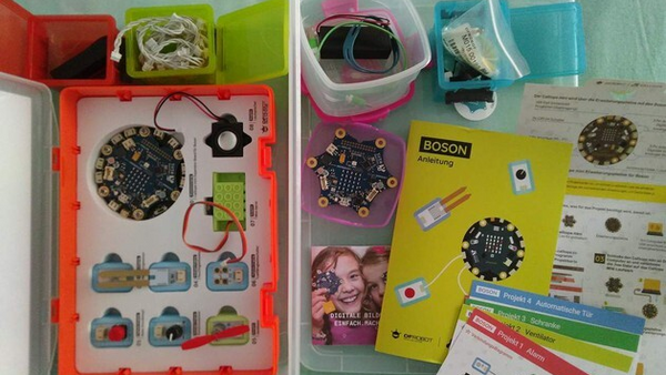 Ein blick von oben in die Calliope mini Box. Man sieht den Mikrocontroller, viele Kabel und restliches Zubehör.