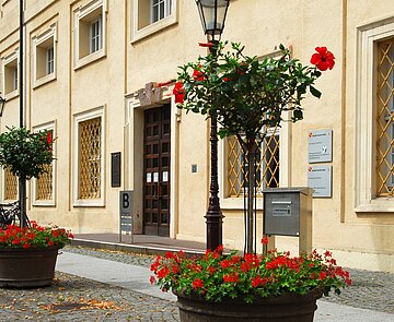 Der Eingang der Stadtteilbibliothek Durlach in der Karlsburg von vorne.