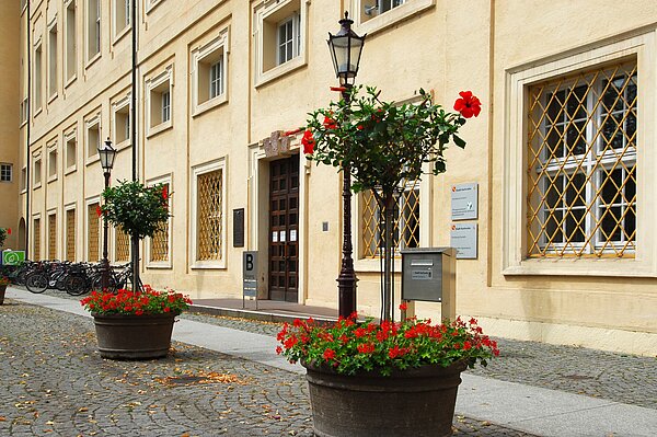 Gebäude Karlsburg mit der Stadtteilbibliothek Durlach