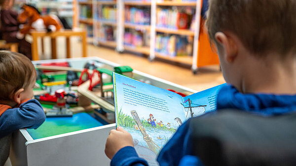 Kind liest ein Bilderbuch