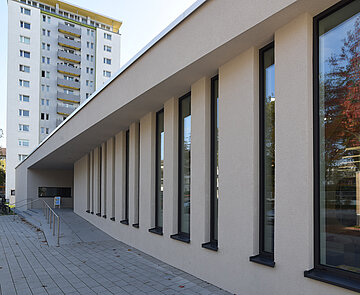 Der Eingang der Stadtteilbibliothek Mühlburg von außen von der Seite.