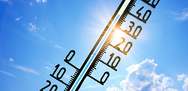 Ein Thermometer vor der Sonne.