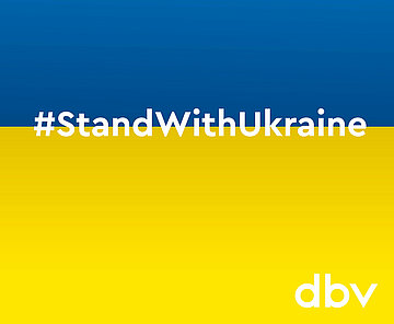 Die Flagge der Ukraine und im Vordergrund die Schrift "#StandWithUkraine". Unten rechts findet sich das Logo des dbv, der Deutsche Bibliotheksverband