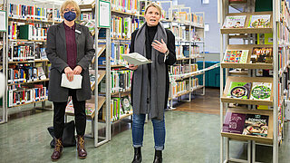 Die Leiterin der Stadtbibliothek, Frau Krieg, und die Leiterin des Kulturamtes Frau Szope bei der Eröffnung der Saatgutbibliothek