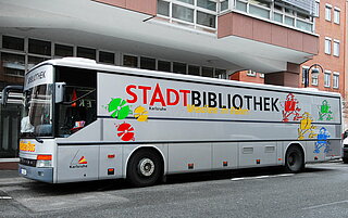 Der Medienbus von der Seite mit der Aufschrift Stadtbibliothek.