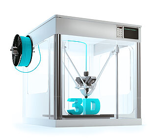 3D-Drucker vor weißem Hintergrund. Im Drucker wird eine türkise 3D-Figur gedruckt