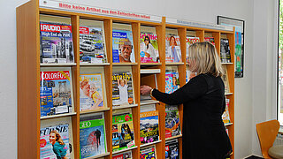 Immer aktuell: der Lesebereich mit rund 40 Zeitschriften und Zeitungen sowie einem Kopierer.