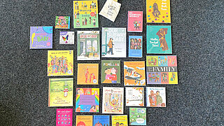 Eine Auswahl der Bücher aus dem Regenbogenkinderbücherkoffer von oben fotografiert